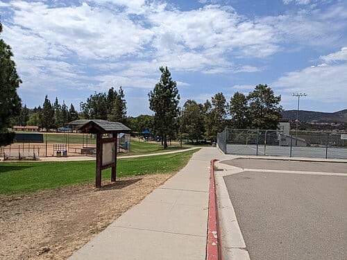 After parking in the northwest parking lot of Rancho Bernardo Community Park, this is one of the first paths you might walk on. Heading south, you see fields on the left, and the basketball courts on the right.