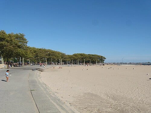 Looking east on Manhattan Beach public beach on a sunny afternoon. See File:MB Beach jeh.jpg for the same place half a year later.