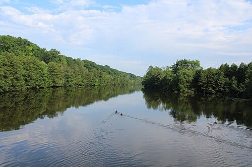 Huron River viewed from wooden bridge in Gallup Park, Ann Arbor, Michigan. Camera location 42° 16′ 32.65″ N, 83° 42′ 07.94″ W View this and other nearby images on: OpenStreetMap 42.275736; -83.702206