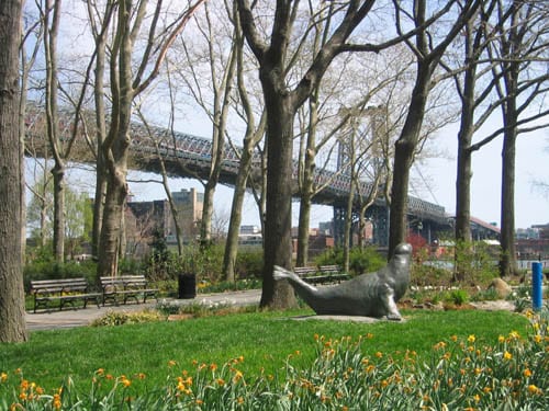 East River Park south of the Williamsburg Bridge in Manhattan .