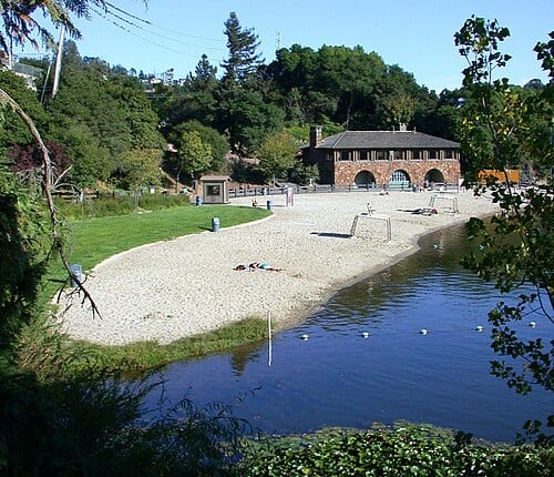 Lake Temescal in Temescal Regional Park — in the Berkeley Hills , northeastern Oakland, California . Part of the East Bay Regional Parks District .