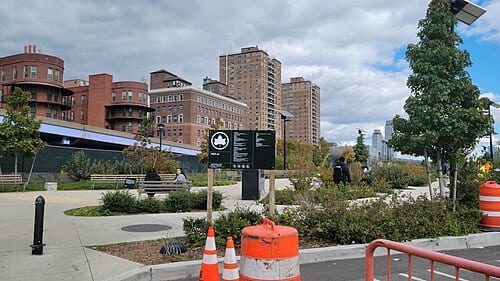 A modern NYC Parks sign at the Entry Plaza at the west/south end of the Upland Park of Pier 42 Park, on the East River at South Street / FDR Drive and Montgomery Street in the Lower East Side, Manhattan. The Upland Park was opened in 2024. Although technically not part of East River Park, this new…