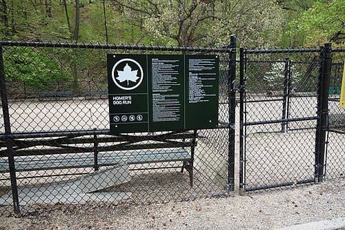 A modern NYC Parks sign outside of Homer's Dog Run in the main section of Inwood Hill Park, near the northern tip of Manhattan island at Seaman Avenue and Isham Street in Inwood, Manhattan. The dog run is named after Homer Young-Kennedy III, who advocated for the creation of the dog run in the…