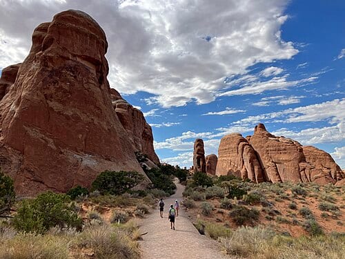 Hiking on Devil's Garden Trail, in Arches National Park (Utah, USA)