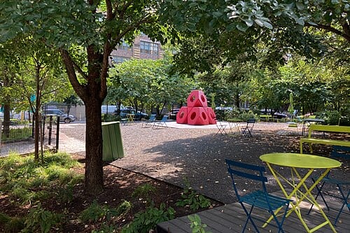 Freeman Plaza East, Manhattan, New York, US