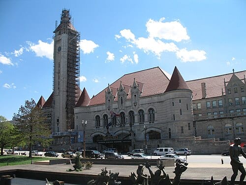 Union Station and meeting of waters statue. Photo by poster in April 2007.