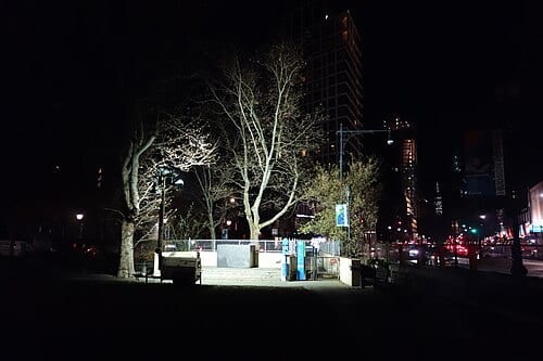 Looking south at the dog run of Chelsea Waterside Park, at West 23rd Street between 11th Avenue and 12th Avenue (West Side Highway) in Chelsea, Manhattan. The park, originally Thomas F. Smith Park, was reconstructed in the late 1990s as by the NYSDOT as part of the reconstruction of the West Side…
