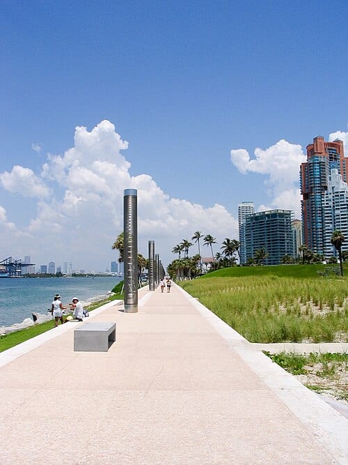 Promenade along South Pointe