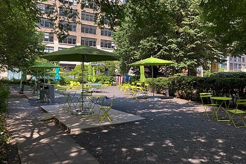 Freeman Plaza West, Manhattan, New York, US